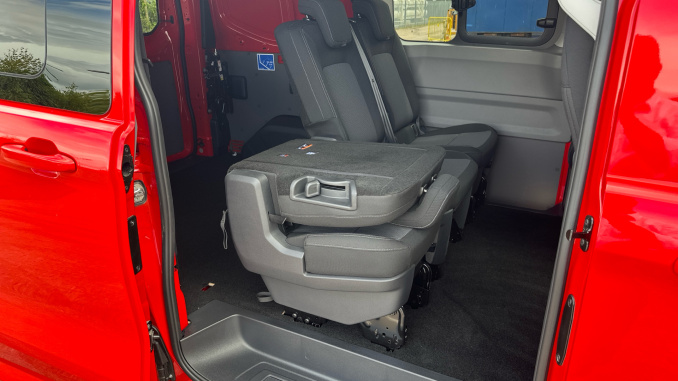 Volkswagen Transporter T32 Swb Diesel 2.0 TDI 170 Commerce Pro Kombi Van Auto [5 Plus] - Image 28